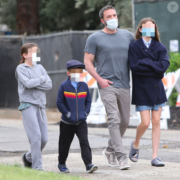 Ben Affleck lors d'une balade avec ses trois enfants Violet, Seraphina et Samuel à Los Angeles le 24 mai 2020.