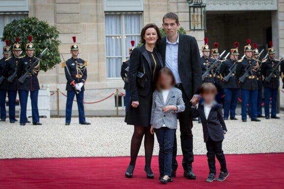 Sébastien Auziere, sa femme Christelle et leurs enfants Camille et Paul lors de la passation de pouvoir entre François Hollande et Emmanuel Macron au palais de l'Elysée