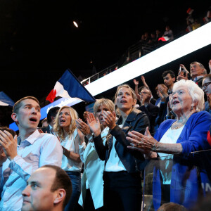 Brigitte Macron et ses enfants Laurence Auzière Jourdan, Tiphaine Auzière et Sébastien Auzière avec sa femme Christelle Auzière, Line Renaud et Françoise Noguès-Macron (la mère d'Emmanuel Macron) - La famille, les amis et soutiens d'Emmanuel Macron dans les tribunes lors du grand meeting d'Emmanuel Macron à l'AccorHotels Arena à Paris, le lundi 17 avril 2017.