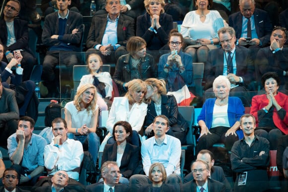 Richard Ferrand, Brigitte Macron et ses enfants Laurence Auzière Jourdan, Tiphaine Auzière et Sébastien Auzière avec sa femme Christelle Auzière, Line Renaud et Françoise Noguès-Macron (la mère d'Emmanuel Macron) - La famille, les amis et soutiens d'Emmanuel Macron dans les tribunes lors du grand meeting d'Emmanuel Macron à l'AccorHotels Arena à Paris, le lundi 17 avril 2017.