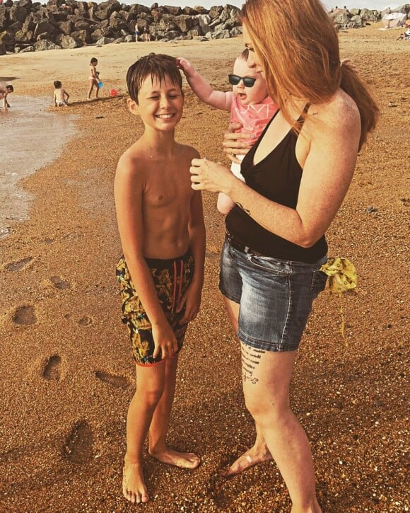 Davina Vigné, la compagne de David Mora, avec son fils et sa fille à la plage