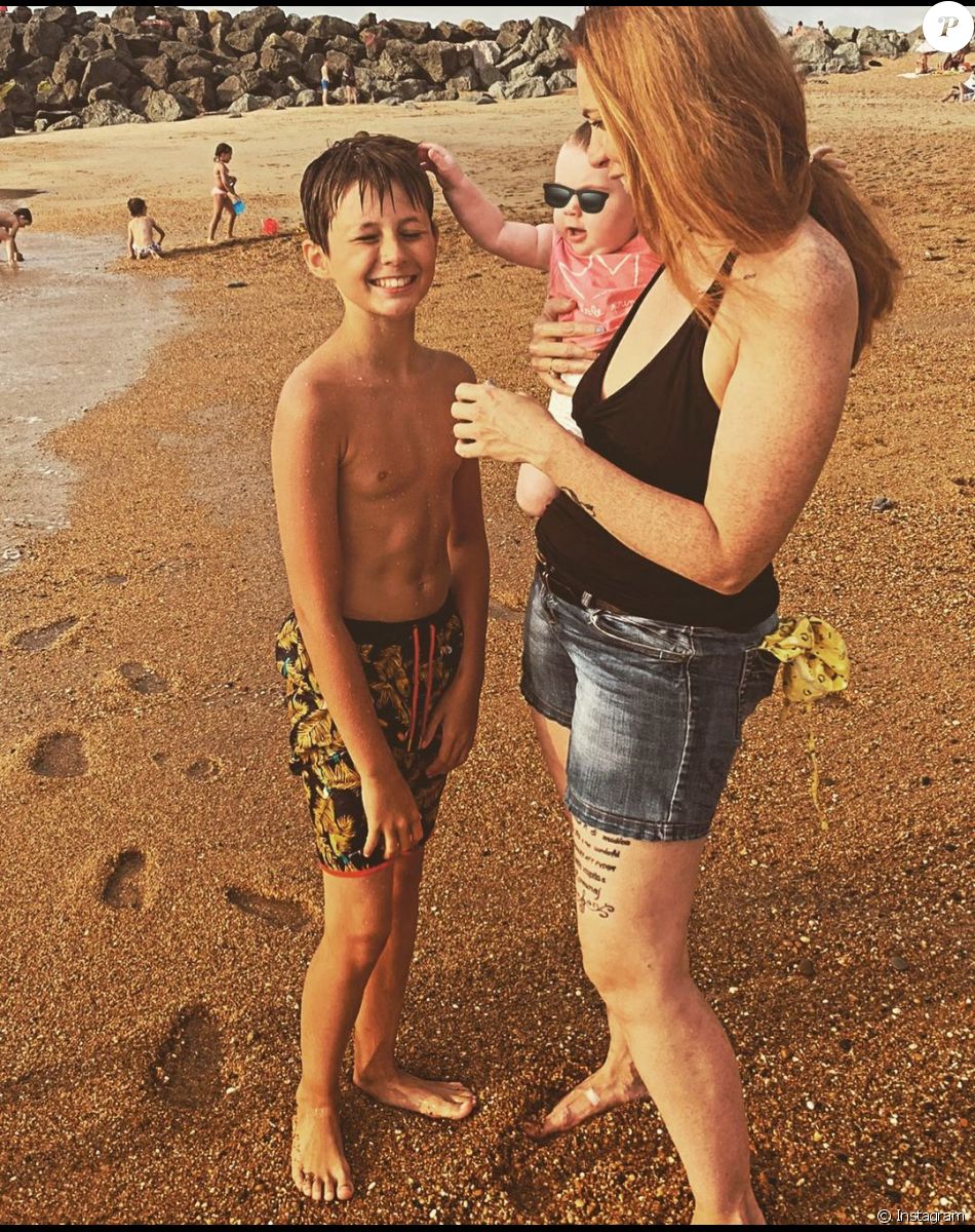 Davina Vigné, la compagne de David Mora, avec son fils et sa fille à la plage