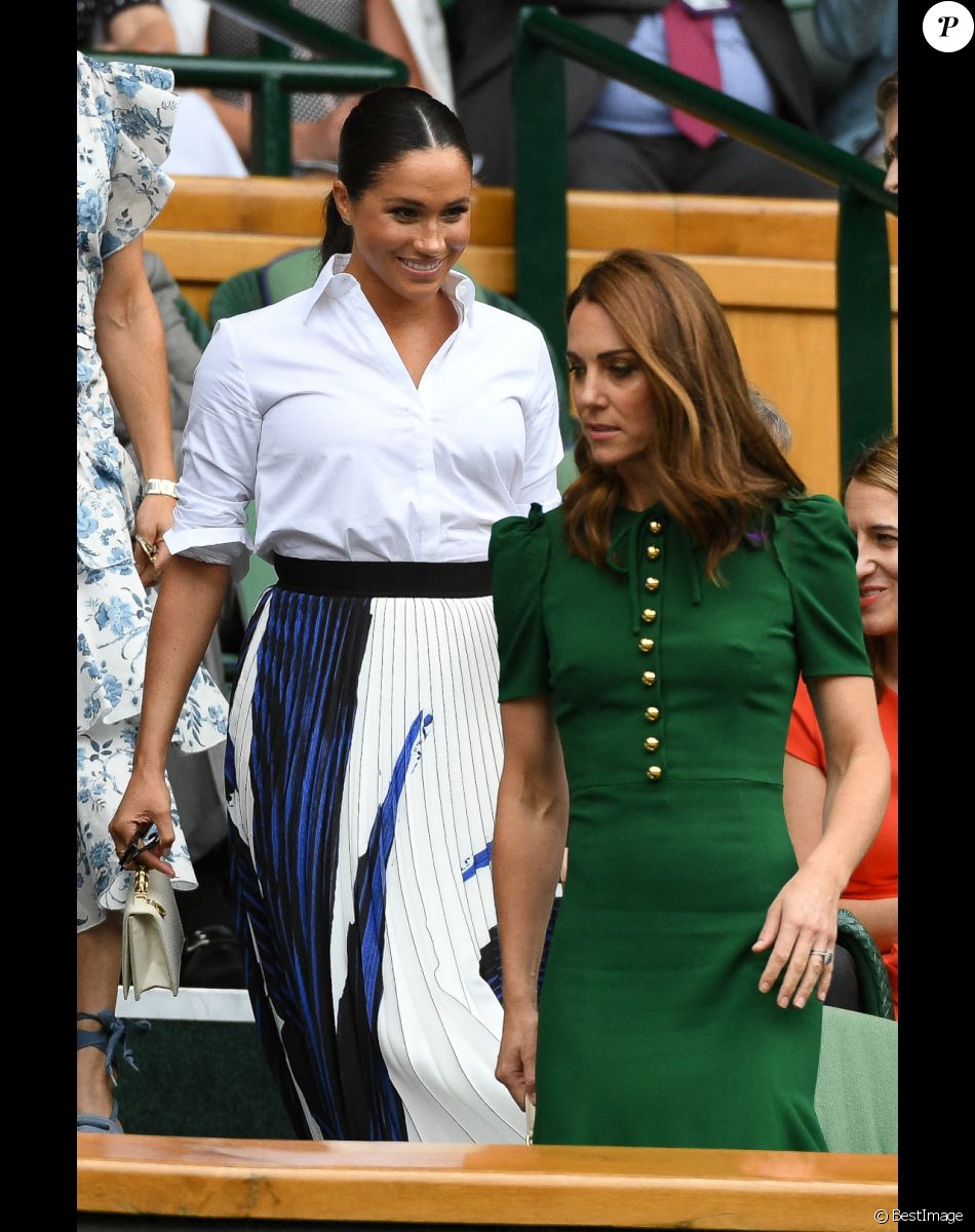 Catherine (Kate) Middleton, duchesse de Cambridge, Meghan Markle, duchesse de Sussex, sont dans les tribunes lors de la finale femme de Wimbledon "Serena Williams - Simona Halep (2/6 - 2/6) à Londres le 13 juillet 2019. © Chryslène Caillaud / Panoramic / Bestimage