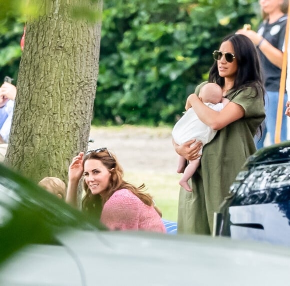 Meghan Markle, duchesse de Sussex, son fils Archie Harrison Mountbatten-Windsor et Catherine (Kate) Middleton, duchesse de Cambridge lors d'un match de polo de bienfaisance King Power Royal Charity Polo Day à Wokinghan, comté de Berkshire, Royaume Uni, le 10 juillet 2019.