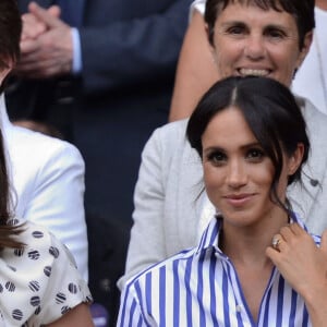 Catherine (Kate) Middleton, duchesse de Cambridge et Meghan Markle, duchesse de Sussex assistent au match de tennis Nadal contre Djokovic lors du tournoi de Wimbledon "The Championships", le 14 juillet 2018