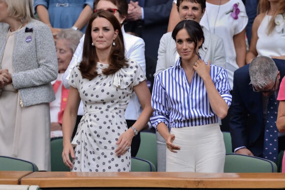 Catherine (Kate) Middleton, duchesse de Cambridge et Meghan Markle, duchesse de Sussex assistent au match de tennis Nadal contre Djokovic lors du tournoi de Wimbledon "The Championships", le 14 juillet 2018