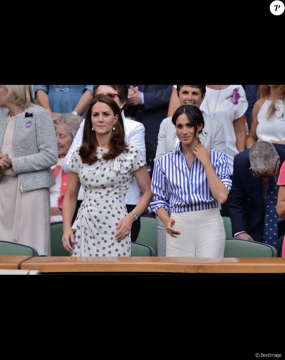Catherine (Kate) Middleton, duchesse de Cambridge et Meghan Markle, duchesse de Sussex assistent au match de tennis Nadal contre Djokovic lors du tournoi de Wimbledon "The Championships", le 14 juillet 2018
