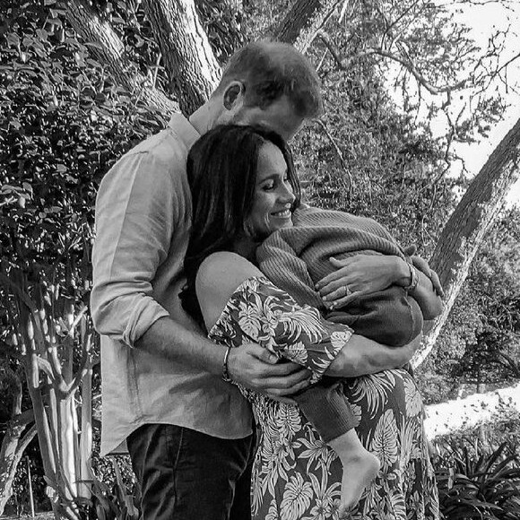 Le prince Harry, Meghan Markle (enceinte) et leur fils Archie. Portrait réalisé à distance par le photographe Misan Harriman. 2021