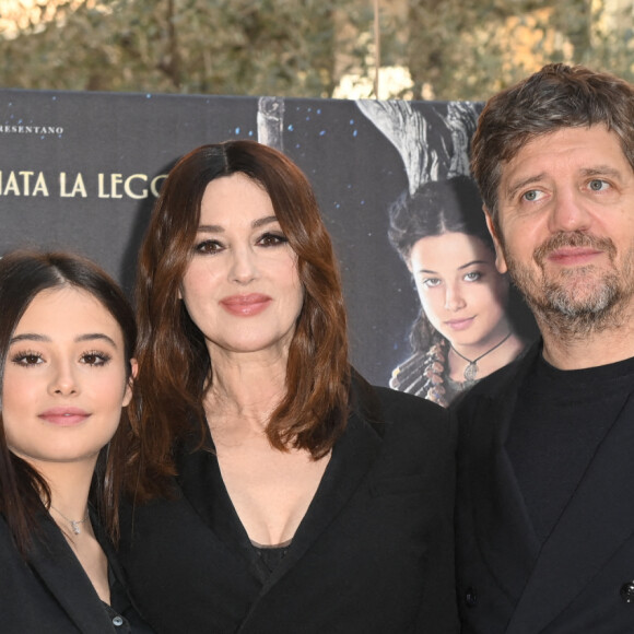 Zoe Massenti;Monica Bellucci;Fabio De Luigi - M.Bellucci au photocall du film "La Benfana vien di Notte 2" à Rome, le 17 décembre 2021. 