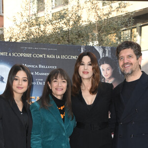 Zoe Massenti;Paola Randi;Monica Bellucci;Fabio De Luigi - M.Bellucci au photocall du film "La Benfana vien di Notte 2" à Rome, le 17 décembre 2021. 