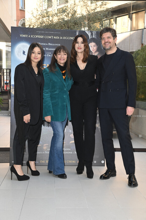 Zoe Massenti;Paola Randi;Monica Bellucci;Fabio De Luigi - M.Bellucci au photocall du film "La Benfana vien di Notte 2" à Rome, le 17 décembre 2021. 