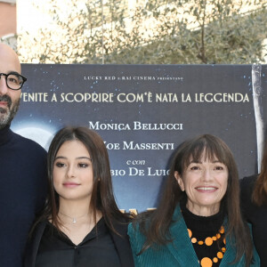 Menotti;Nicola Guaglinone;Zoe Massenti;Paola Randi;Monica Bellucci;Fabio De Luigi - M.Bellucci au photocall du film "La Benfana vien di Notte 2" à Rome, le 17 décembre 2021. 