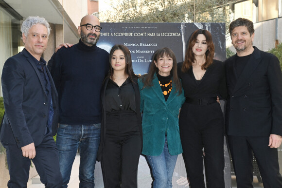 Menotti;Nicola Guaglinone;Zoe Massenti;Paola Randi;Monica Bellucci;Fabio De Luigi - M.Bellucci au photocall du film "La Benfana vien di Notte 2" à Rome, le 17 décembre 2021. 