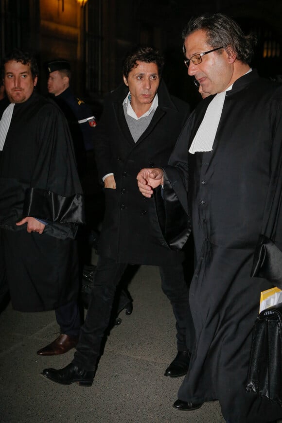 Jean-Luc Lahaye quitte le palais de justice de Paris le 23 mars 2015. Le parquet a requis deux ans de prison avec sursis contre le chanteur, jugé par le tribunal correctionnel de Paris pour corruption de mineure de moins de 15 ans. Le tribunal prendra sa décision le 18 mai 2015.