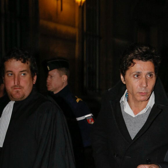 Jean-Luc Lahaye quitte le palais de justice de Paris le 23 mars 2015. Le parquet a requis deux ans de prison avec sursis contre le chanteur, jugé par le tribunal correctionnel de Paris pour corruption de mineure de moins de 15 ans. Le tribunal prendra sa décision le 18 mai 2015.