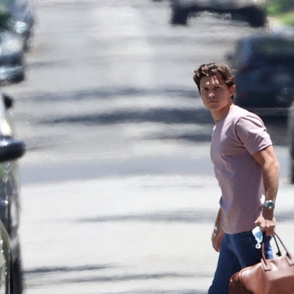 Tom Holland à la sortie de son appartement à Los Angeles après avoir passer un week-end romantique avec Zendaya, le 8 juillet 2021.