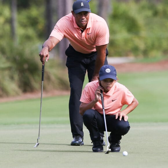 Charlie Woods, 12 ans, participe au tournoi de golf PNC sous le regard de son père Tiger Woods à Orlando, le 18 décembre 2021. Tiger Woods, victime d'un grave accident de voiture le 23 février 2021, était présent pour admirer le swing de son fils sur le green.