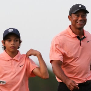 Charlie Woods, 12 ans, participe au tournoi de golf PNC sous le regard de son père Tiger Woods à Orlando, le 18 décembre 2021. Tiger Woods, victime d'un grave accident de voiture le 23 février 2021, était présent pour admirer le swing de son fils sur le green.