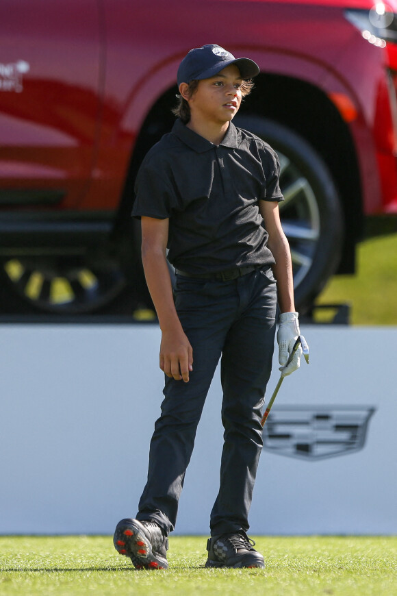 Charlie Woods, 12 ans, participe au tournoi de golf PNC sous le regard de son père Tiger Woods à Orlando, le 17 décembre 2021. Tiger Woods, victime d'un grave accident de voiture le 23 février 2021, était avec sa compagne, E.Herman, pour admirer le swing de son fils sur le green.