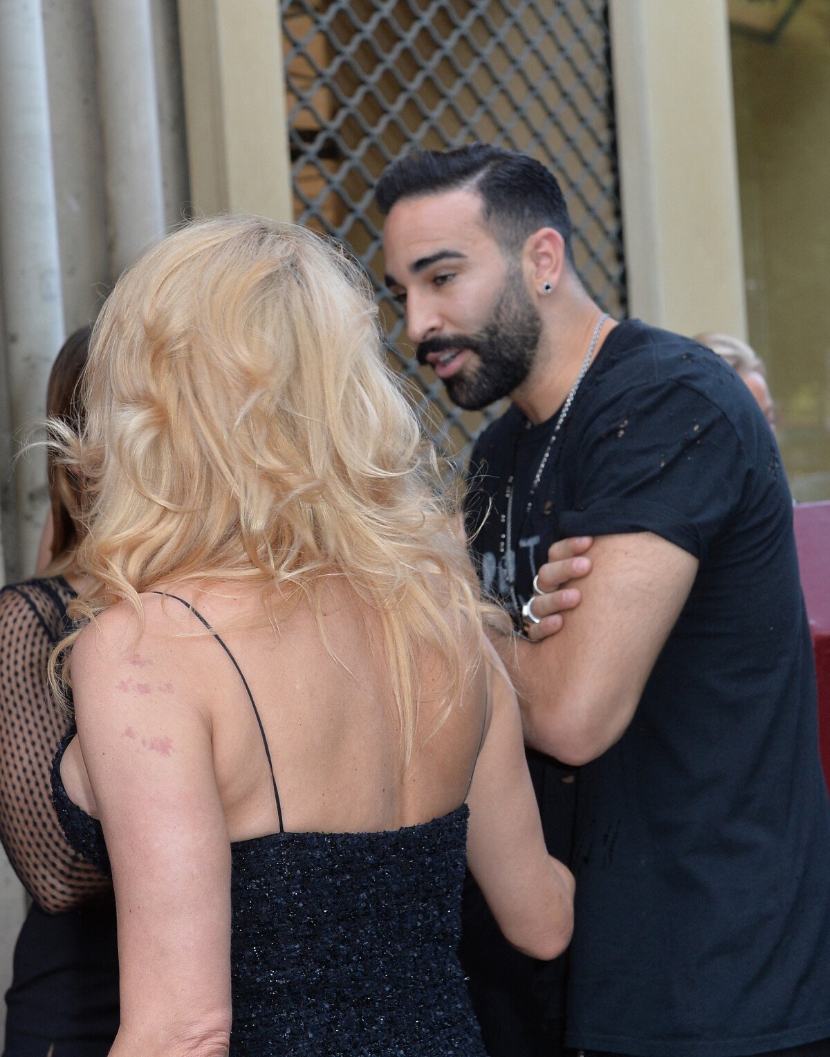 Photo : Pamela Anderson et son compagnon Adil Rami arrivent à la