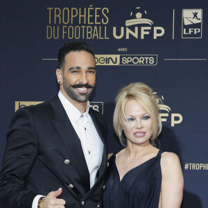 Adil Rami et sa compagne Pamela Anderson au photocall de la 28ème cérémonie des trophées UNFP (Union nationale des footballeurs professionnels) au Pavillon d'Armenonville à Paris, France, le 19 mai 2019.