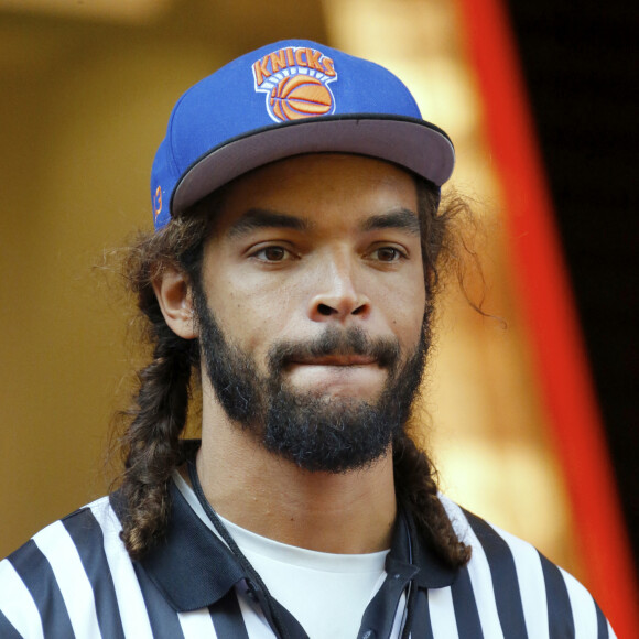 Le basketteur Joakim Noah assiste à l'inauguration d'une nouvelle boutique "Foot Locker" à New York le 30 août 2016.