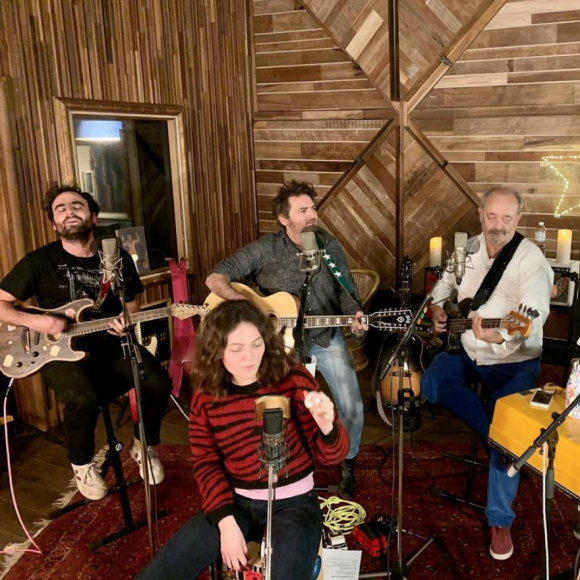 Louis Chedid (au milieu) ses enfants (de gauche à droite) Joseph, Matthieu, Emilie et Anna, et sa petite-fille Billie. Décembre 2020.