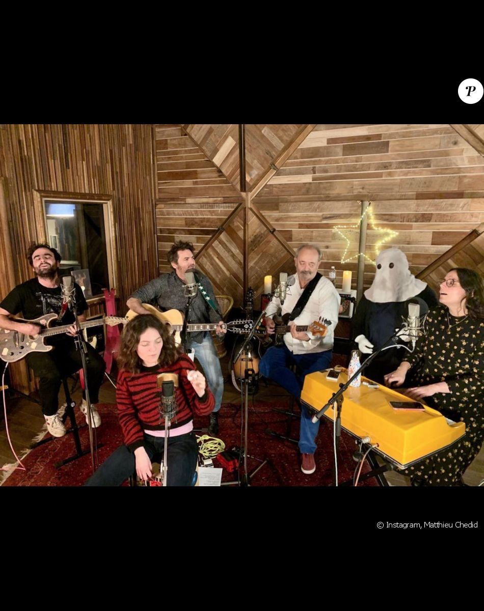 Louis Chedid (au milieu) ses enfants (de gauche à droite) Joseph, Matthieu, Emilie et Anna, et sa petite-fille Billie. Décembre 2020.