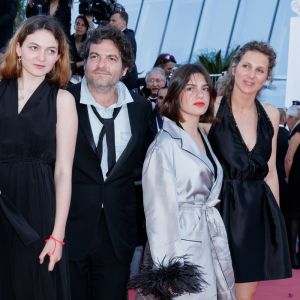 Le chanteur M (Matthieu Chedid), sa fille Billie (à gauche) et sa compagne Loïca Saint-M'leux Graziani (robe noire à droite) lors du 71e Festival International du Film de Cannes. © Borde-Jacovides-Moreau/Bestimage