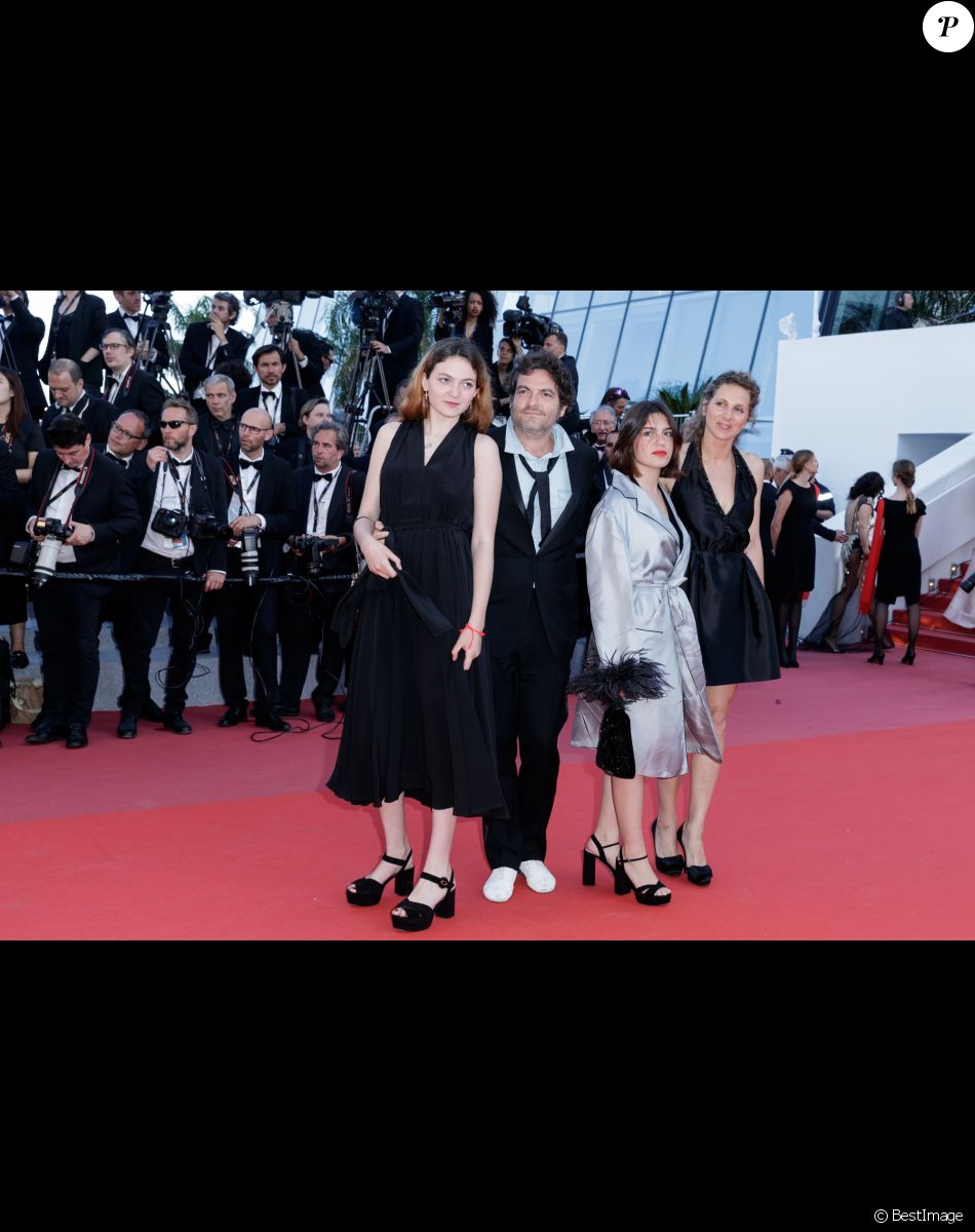 Le chanteur M (Matthieu Chedid), sa fille Billie (à gauche) et sa compagne Loïca Saint-M'leux Graziani (robe noire à droite) lors du 71e Festival International du Film de Cannes. © Borde-Jacovides-Moreau/Bestimage