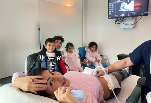 Georgina Rodriguez, enceinte, passe une échographie avec ses quatre enfants Cristiano Jr, les jumeaux Eva et Mateo, et Alana. Novembre 2021.