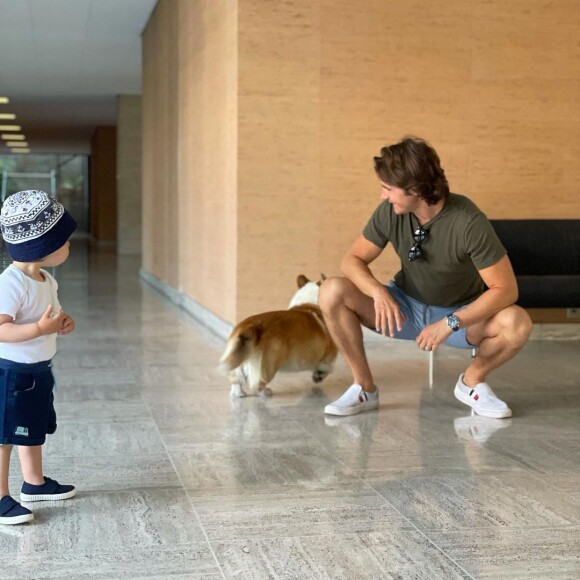 Julien Dereims, le mari d'Anouchka Delon, avec leur fils Lino sur Instagram, juin 2021.