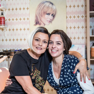 Exclusif - Muriel Robin et Anouchka Delon (enceinte) - Sketch "Le salon de coiffure" - Backstage de l'enregistrement de l'émission "I love you coiffure" de M.Robin. Le 6 janvier 2020 © Cyril Moreau / Bestimage