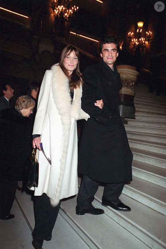 Carla Bruni et Raphaël Enthoven à l'Opéra Garnier à Paris en 2002. 
