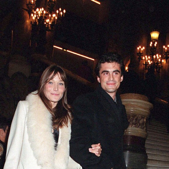 Carla Bruni et Raphaël Enthoven à l'Opéra Garnier à Paris en 2002. 