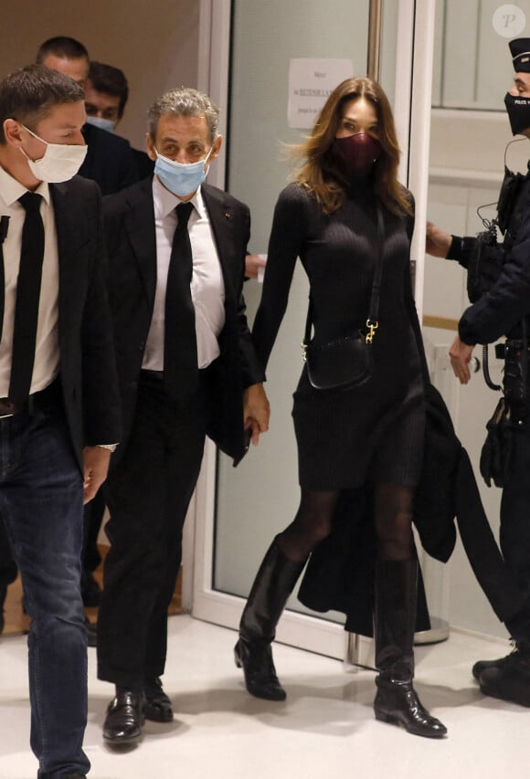 Nicolas Sarkozy quitte la salle d'audience avec sa femme Carla Bruni Sarkozy - procès des "écoutes téléphoniques" (affaire Bismuth) au tribunal de Paris - paris le 9 décembre 2020 © Christophe Clovis / Bestimage