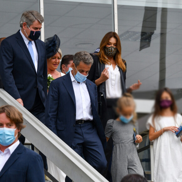 Le maire de La Baule Franck Louvrier, sa femme Sophie Jolivet, Nicolas Sarkozy, sa femme Carla Bruni, leur fille Giulia avec une amie - Mariage du maire de La Baule, Franck Louvrier (ex-conseiller en communication du Président de la République N.Sarkozy) avec Sophie Jolivet à l'hôtel de Ville de La Baule, France, le 5 septembre 2020. © Sébastien Valiela/Bestimage
