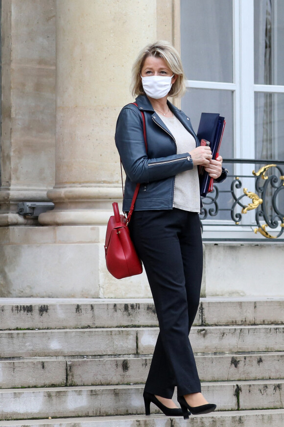 Barbara Pompili, ministre de la Transition écologique, à la sortie du conseil des ministres. Le 20 octobre 2021. © Stéphane Lemouton / Bestimage
