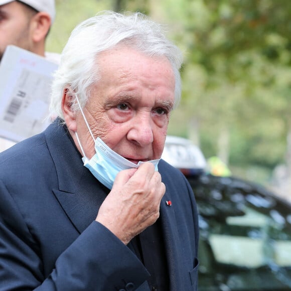 Michel Sardou arrive dans les studios de l'émission de télévision "C à vous" à Paris. © Panoramic/Bestimage 