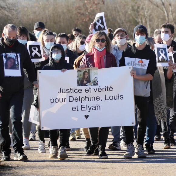 Lolita ( cousine de Delphine Jubillar, écharpe rose) - La famille et les proches se sont réunis pour une marche blanche en hommage à Delphine Jubillar, l'infirmière de 33 ans, disparue il y a un an, à Cagnac-les-Mines. Le 19 décembre 2021 © Patrick Bernard / Bestimage