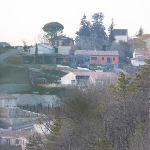 La maison en construction de Delphine Jubillar (Aussaguel) , disparue sans laisser de traces depuis le 16 décembre 2020 à Cagnac les Mines dans le Tarn. Un gendarme et une équipe du service des eaux ont mené des investigations pour chercher des traces dans le réseau raccordé à la maison. Le 7 janvier 2021  © Frédéric Maligne / Bestimage