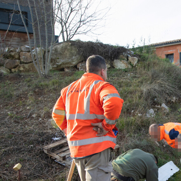 La maison en construction de Delphine Jubillar (Aussaguel) , disparue sans laisser de traces depuis le 16 décembre 2020 à Cagnac les Mines dans le Tarn. Un gendarme et une équipe du service des eaux ont mené des investigations pour chercher des traces dans le réseau raccordé à la maison. Le 7 janvier 2021  © Frédéric Maligne / Bestimage