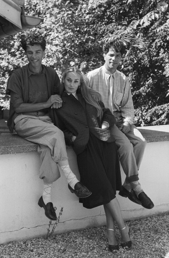 En France, à Paris, Igor et Grichka BOGDANOFF avec Geneviève GRAD. Abandonnant sa carrière de comédienne, elle est devenue leur secrétaire de production sur l'émission TEMPS X le 7 septembre 1983.