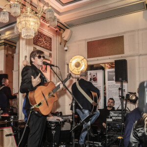 Thomas Dutronc - Lancement du nouveau livre de Jean-Marie Périer "Chroniques d'un dilettante" aux éditions Calmann-Lévy, au café littéraire Les Deux magots à Paris le 26 Octobre 2021 - © Jack Tribeca / Bestimage