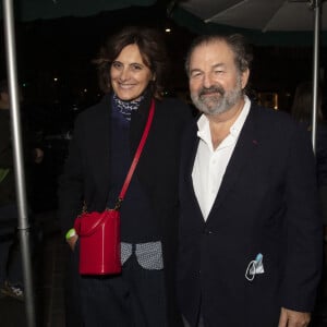 Inès de la Fressange et son compagnon Denis Olivennes - Lancement du nouveau livre de Jean-Marie Périer "Chroniques d'un dilettante" aux éditions Calmann-Lévy, au café littéraire Les Deux magots à Paris le 26 Octobre 2021 - © Jack Tribeca / Bestimage