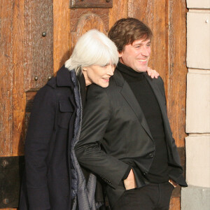 Françoise Hardy et son fils Thomas Dutronc se baladent le long des quais de l'Île Saint-Louis à Paris, le 2 novembre 2016.