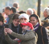 Françoise Hardy et son fils Thomas Dutronc se baladent le long des quais de l'Île Saint-Louis à Paris. Le 2 novembre 2016.