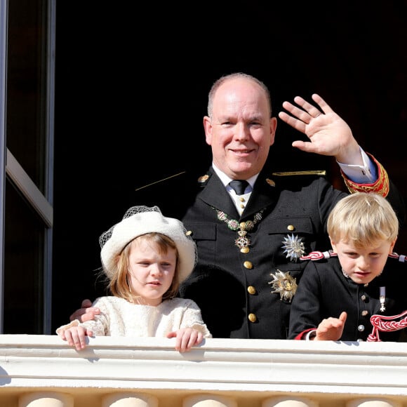 Le prince Albert II de Monaco et ses enfants, le prince héréditaire Jacques de Monaco et sa soeur la princesse Gabriella de Monaco - La famille princière de Monaco apparaît au balcon du palais lors de la fête nationale de Monaco, le 19 novembre 2021. © Bebert-Jacovides/Bestimage