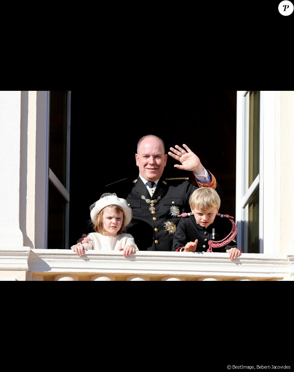 Le prince Albert II de Monaco et ses enfants, le prince héréditaire Jacques de Monaco et sa soeur la princesse Gabriella de Monaco - La famille princière de Monaco apparaît au balcon du palais lors de la fête nationale de Monaco, le 19 novembre 2021. © Bebert-Jacovides/Bestimage