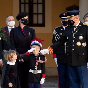 La princesse Charlène de Monaco, la princesse Gabriella de Monaco, comtesse de Carladès, le prince Jacques de Monaco, marquis des Baux, le prince Albert II de Monaco, la princesse Caroline de Hanovre - La famille princière assiste à une cérémonie de remise de médaille dans la cours du Palais de Monaco lors de la Fête Nationale 2020 de la principauté de Monaco le 19 novembre 2020. © David Nivière / Pool / Bestimage